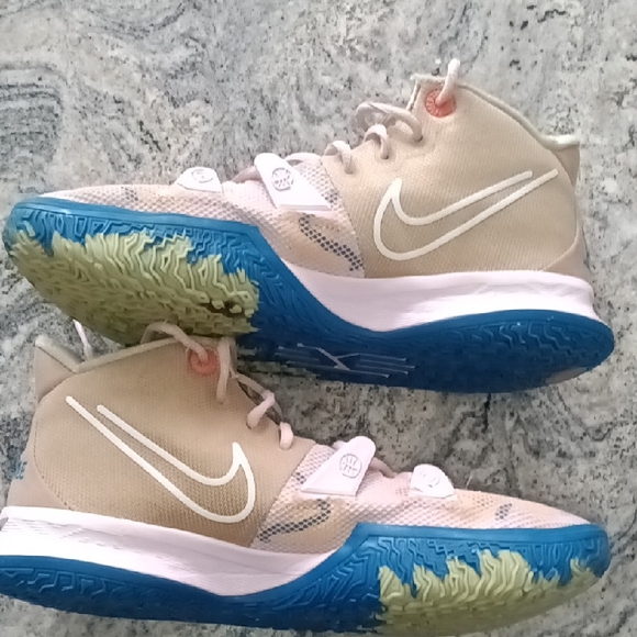 Men\'s  Size 9.5 Nike Kyrie 7, 1 World 1 People